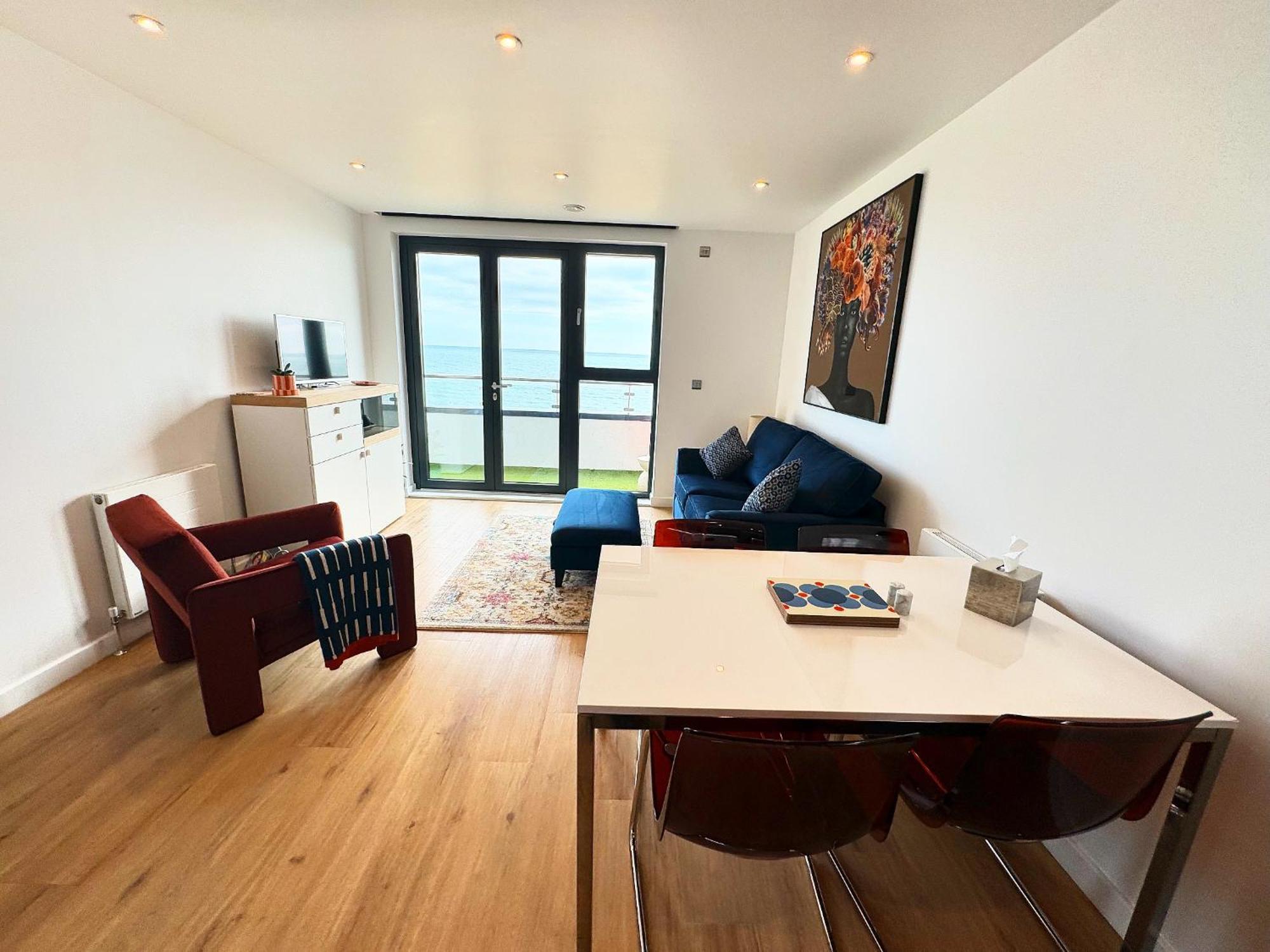 Stunning Front With Sea Views, Free Parking & Balcony *
